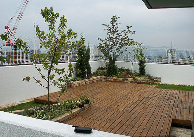 屋上なら完全プライベート空間屋上デッキ庭園