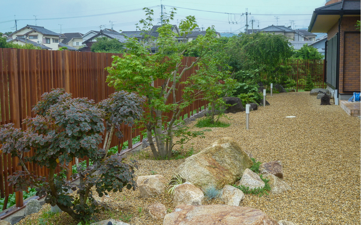 モダンな雰囲気に様変わりウリンの縦格子フェンスと日本庭園