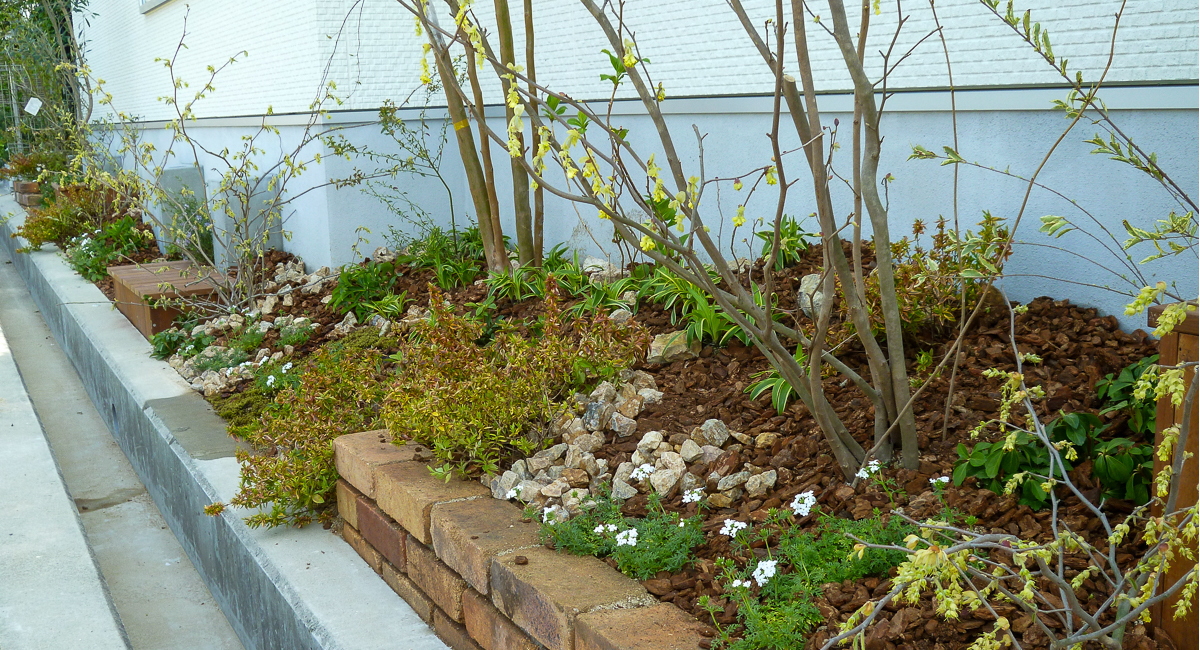 植栽とレンガのウリンの花壇